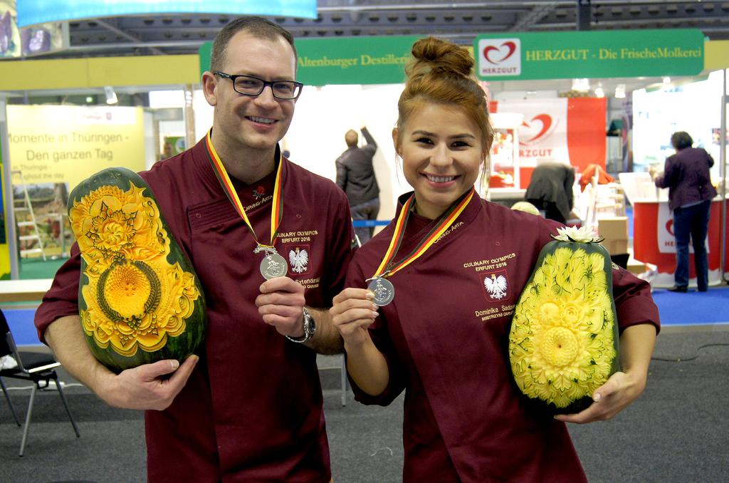 Paweł Sztenderski (po lewej) oraz Dominika Sadowska (po prawej) ze srebrnymi medalami Olimpiady IKA 2016 oraz swoimi finałowymi pracami! cjach dla finału, wycinając jedne z najładniejszych prac.