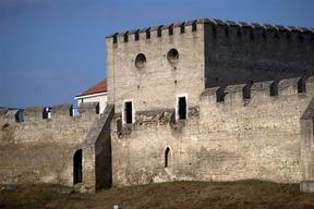 Pierwotnie mury miasta wyposażone były w chodniki dla straży miejskiej schowane za krenelażem (zwieńczeniem murów i baszt obronnych w postaci tzw.