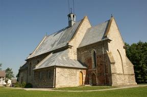wczesnych latach naszej państwowości. Do roku 1944 istniał tutaj gotycki kościół ekspiacyjny ufundowany przez króla Kazimierza Wielkiego. Został jednak zniszczony w czasie walk, a obecny, gotycki pw.