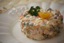 Vegetable salad Marcelina Strzałka, VIb 3-4 carrots 1 parsley-root a piece of celery 2 pickled cucumbers 2 apples green parsley 1 can of canned peas 1 jar mayonnaise 3 eggs 1 onion salt and pepper