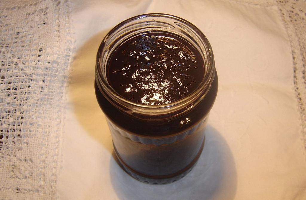 Blackcurrant jam Michał Guniowski, Vc 3 kg ripe blackcurrants 2 kg sugar Wash blackcurrants, peel stalks, put blackcurrants into a saucepan with a thick bottom, lightly crush and fill with sugar.