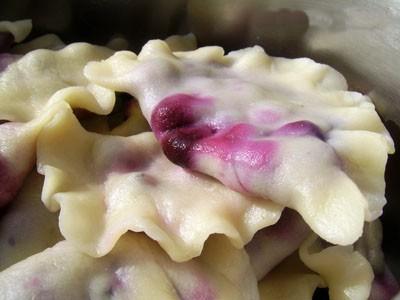 Dumplings with blueberries - Patryk Szydłowski, Vc 35 dag flour 250 ml water 1 egg salt Stuffing: 60 dag blueberries 2-3 dag butter 6 dag powdered sugar Rinse fruit.