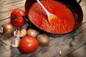 Tomato sauce Monika Kowalczyk, Va 40 dag fresh, matured tomatoes 3 dag onion 2 dag butter 3 dag fat 3 dag flour 1,4 l broth salt, sugar, lemon Rinse tomatoes, slice in pieces, add peeled, sliced