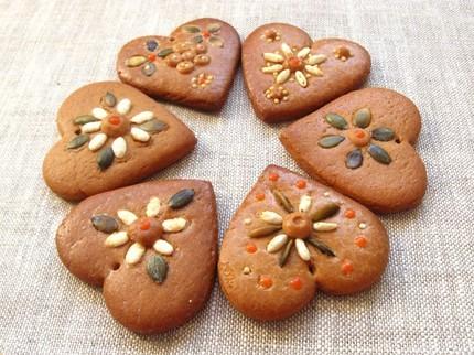 Gingerbread cakes Agnieszka Kuflik, Vb 0,5 kg flour 20 dag of icing sugar 20 dag butter 20 dag honey 1 egg 1 teaspoon baking soda 2 teaspoons gingerbread spice Mix honey with butter, icing sugar and