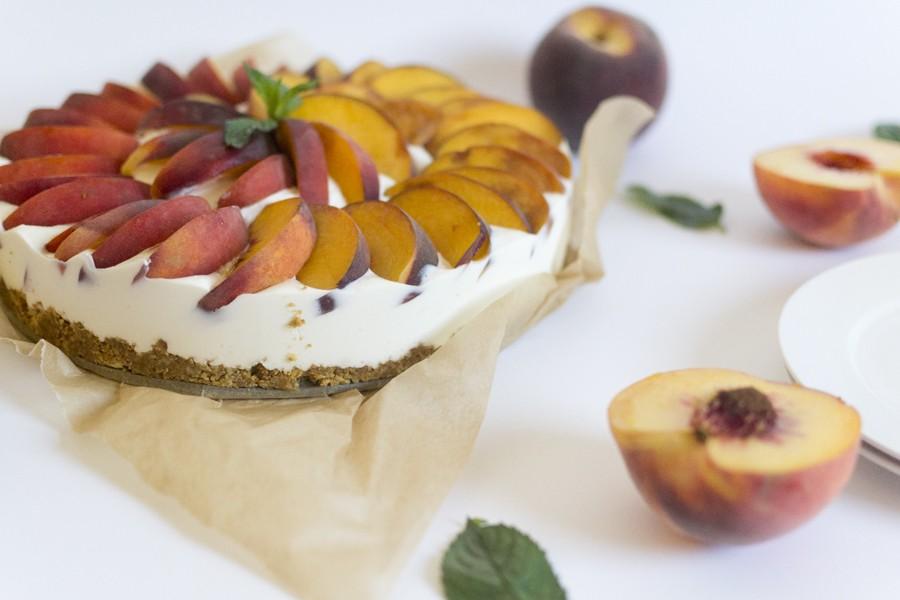 Cheesecake with peaches Katarzyna Tomczyk, Vb Ingredients for short crust pastry: 100g butter melted 1 pack - 215g oatmeal cookies Crumble precisely cookies, add butter. Knead dough by hand.