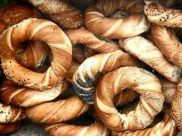 Bagels from Krakow Kamil Osyszko, Vb 10 dag poppy seeds a pinch salt- 1 pinch 4 glasses wheat flour 250 dag margarine 1 glass 18% sour cream 18% 3 dag yeast 1 egg yolk Melt margarine and add flour,