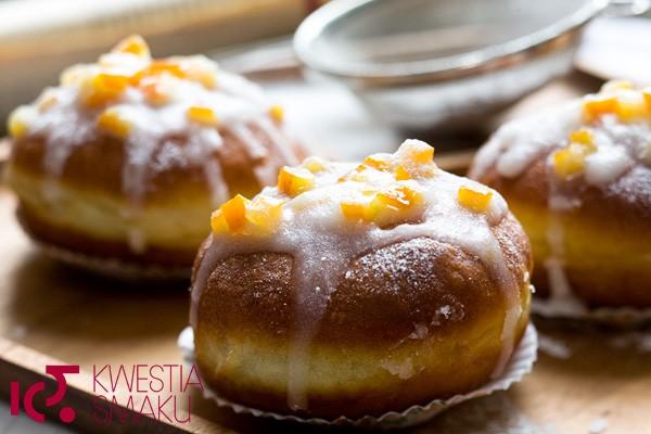 Doughnuts Wiktoria Kocyk, VIb 25 g fresh yeast 1/2 glass warm milk 1 tablespoon sugar 2 egg yolks 1 egg 4 tablespoons of vanilla sugar 275 g flour 1 teaspoon of salt 35 g butter oil for frying