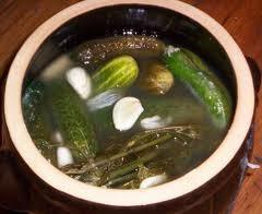 Pickled cucumbers Bartłomiej Dźwigaj, Vc 8-9 small cucumbers 2 garlic cloves a bunch dill 1 fresh horseradish salt allspice pepper in grains On the bottom of a large jar arrange the dill and peeled