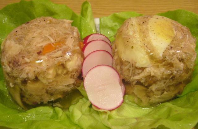 Poultry Jellies Patrycja Daniec, VIb 1 ½ liters of water 8 large chicken wings 2 medium chicken legs 6 teaspoons of gelatine 1 carrot 1 parsley a piece of celery ½ leek 1 large garlic clove 1