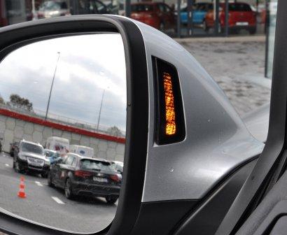 Czujnik zmęczenia kierowcy - Driver Alert Lusterko wewnętrzne wsteczne chroniące przed oślepieniem Poduszki powietrzne w kabinie kierowcy: przednie i boczne dla kierowcy i