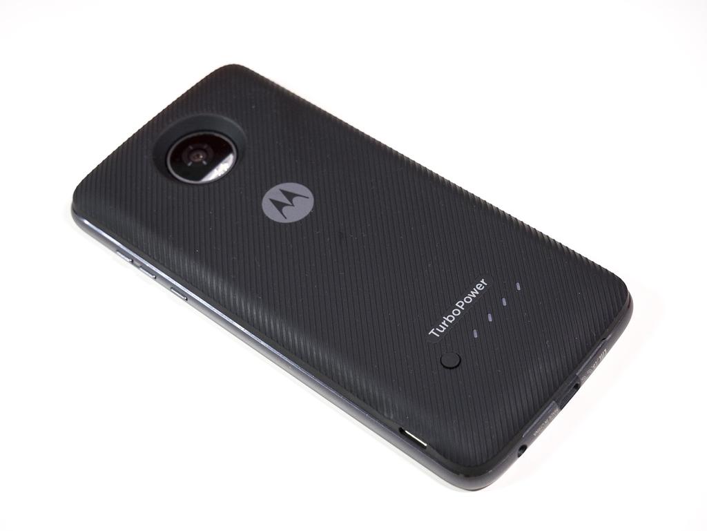 Moto Mod może pracować w dwóch trybach ekonomicznego podtrzymywania działania smartfona bez ładowania go do pełna oraz jak najszybszego naładowania Moto Z2 Play do pełna, w celu jego późniejszego