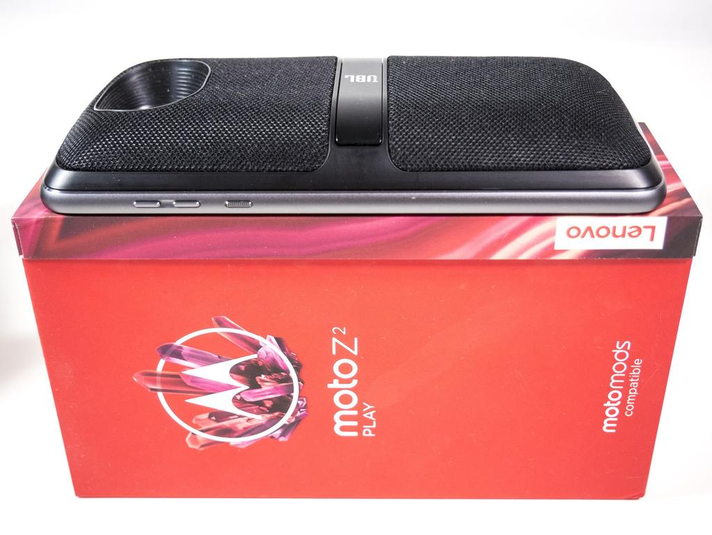 Wyświetlacz 5+ Ekran Moto Z2 Play ma 5,5 cala i rozdzielczość Full HD, co przekłada się na gęstość pikseli na poziomie 401 PPI.