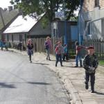 Żeby nie jeździć z pustą przyczepą, wrzucono na nią kilka opon z miejscowych gospodarstw domowych.