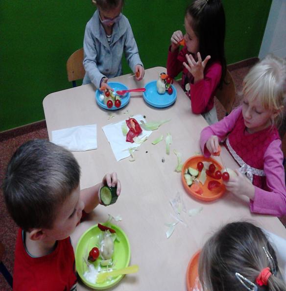 komunikowania innym osobom informacji na temat swoich potrzeb i decyzji.