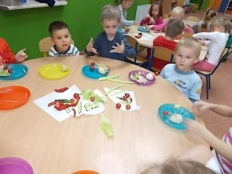 rytmicznych. W zabawy zespołowych dzieci rozpoznawały owocowe rytmy muzyczne. Uczyliśmy się piosenki o zabawkach. Tydzień czwarty: Drogowe znaki.