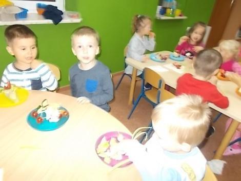 Dzieci potrafią grać marsza na instrumentach perkusyjnych z układem ruchowym.