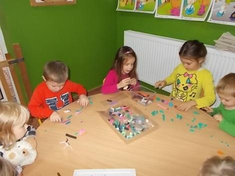 Tego dnia dzieci przyniosły z domu swoje maskotki pieski.