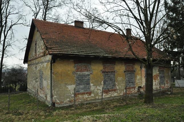 Problemem cywilizacyjnym obszaru jest brak kanalizacji.