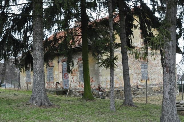 środowiska ekologia ale także uatrakcyjnienie terenów inwestycyjnych zarówno pod zabudowę mieszkaniową (aglomeracja Kraków) jak i przemysłową. Ryc. 3: budynek starej szkoły w Bodzanowie I. IV.
