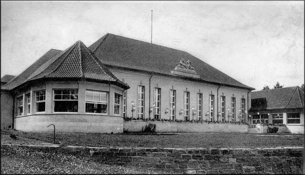 Fot. 1. Dom Oficera w roku 1938 i 2007. 23 źródła: http://bornesulinowo.pl/galeria/bs074.jpg http://bornesulinowo.