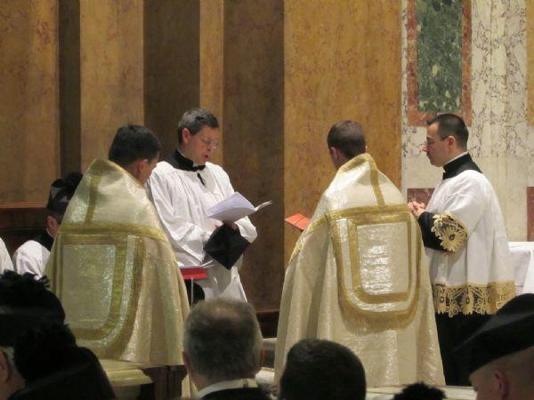 mszę pontyfikalną, którą miał tam odprawić kardynał Pell, prefekt sekretariatu ds. Gospodarczych Stolicy Apostolskiej.