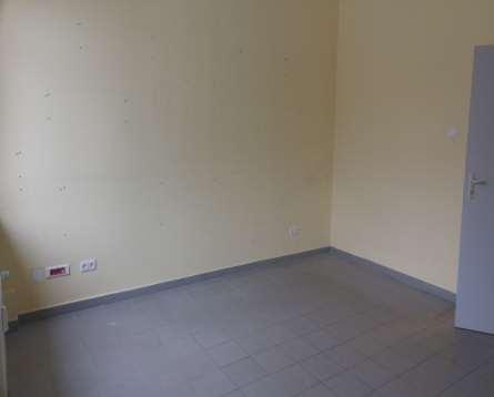 Opis przedmiotu wynajmu: Oferowana do wynajmu część nieruchomości o pow. 22,08 m² (pomieszczenie) położona jest w budynku użytkowo-mieszkalnym w Gryfinie, przy ul. 11 Listopada 8. Poczta Polska S.A.