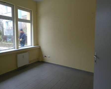 W lokalu tym funkcjonuje filia UP Gryfino 1.Oferowany do wynajmu lokal posiada wspólne wejście, dlatego najem może odbywać się w godzinach urzędowania placówki pocztowej.