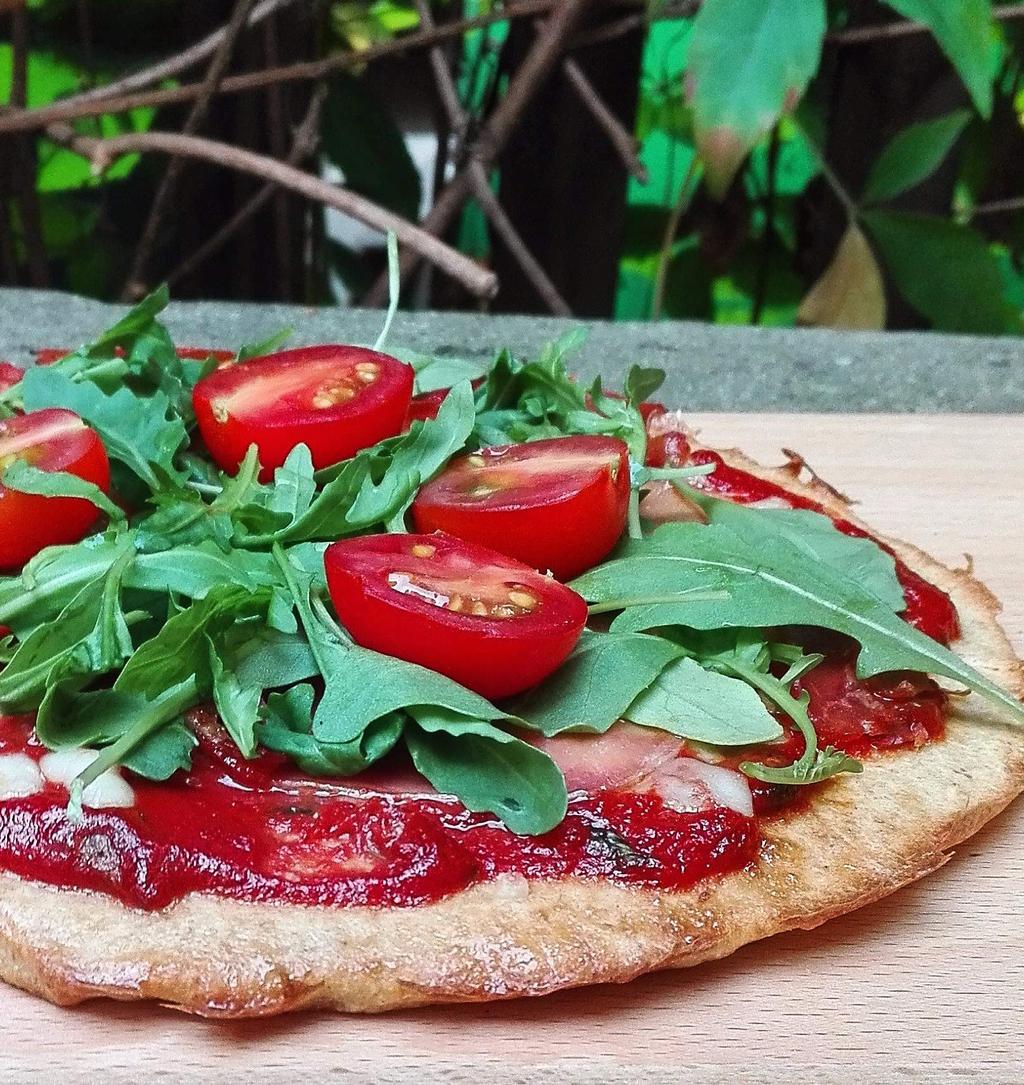 OMLET A' LA PIZZA - 4 jajka, - 12 łyżek płatków owsianych, - 4 łyżki naturalnego serka homogenizowanego, - 1/2 łyżeczki proszku do pieczenia, szczypta soli Wierzch: - 10 plasterków szynki