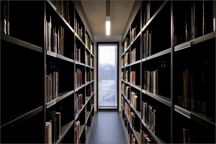 wąskie przejścia między regałami Biblioteka