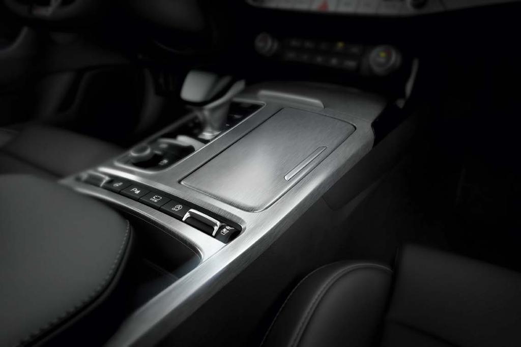 Odważna, nasycona i kontrastowa kolorystyka wnętrza nowej Kia Stinger oddaje ducha klasy Gran Turismo.