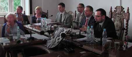 4 Wiadomości Samorządowe POWAKACYJNA SESJA RADY Burmistrz Robert Czapla zawnioskował do rady m.in. o zniesienie opłat przez mieszkańców za przyłączenie do sieci wodno-kanalizacyjnej.