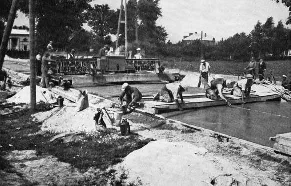 Fot. 1. Budowa drogi o nawierzchni betonowej na odcinku drogi krajowej Warszawa Modlin, rok 1935 [3].