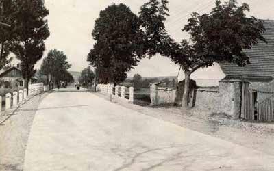 Widok 75-letniej nawierzchni z betonu cementowego na drodze dojazdowej do nieistniejącego obecnie lotniska wojskowego we wsi Sokołówek w powiecie ciechanowskim.