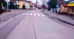 Widok nawierzchni drogi krajowej nr A18 (wcześniej A12) z betonu cementowego po 20 latach eksploatacji. Zdjęcie wykonane przez Marka Stańczyka w październiku 2015 betonowej wykonano w roku 1960 [5].