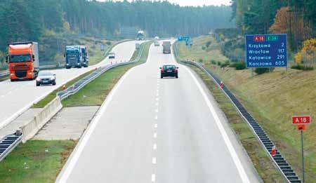 Przykłady stanu technicznego tych odcinków zaprezentowano na fot. 6-8. W latach 1961-1993 nie budowano w Polsce dróg o warstwie ścieralnej z betonu cementowego.