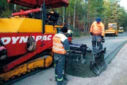 Fot. 11 (a-b). obrazują wykonywanie nawierzchni z betonu wałowanego w ramach odnowy drogi wojewódzkiej nr 272 Laskowice Jeżewo Dolna Grupa.