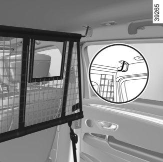 Montaż siatki za przednimi siedzeniami Wewnątrz pojazdu, z obu stron: podnieść osłonę 1, aby uzyskać dostęp do punktów