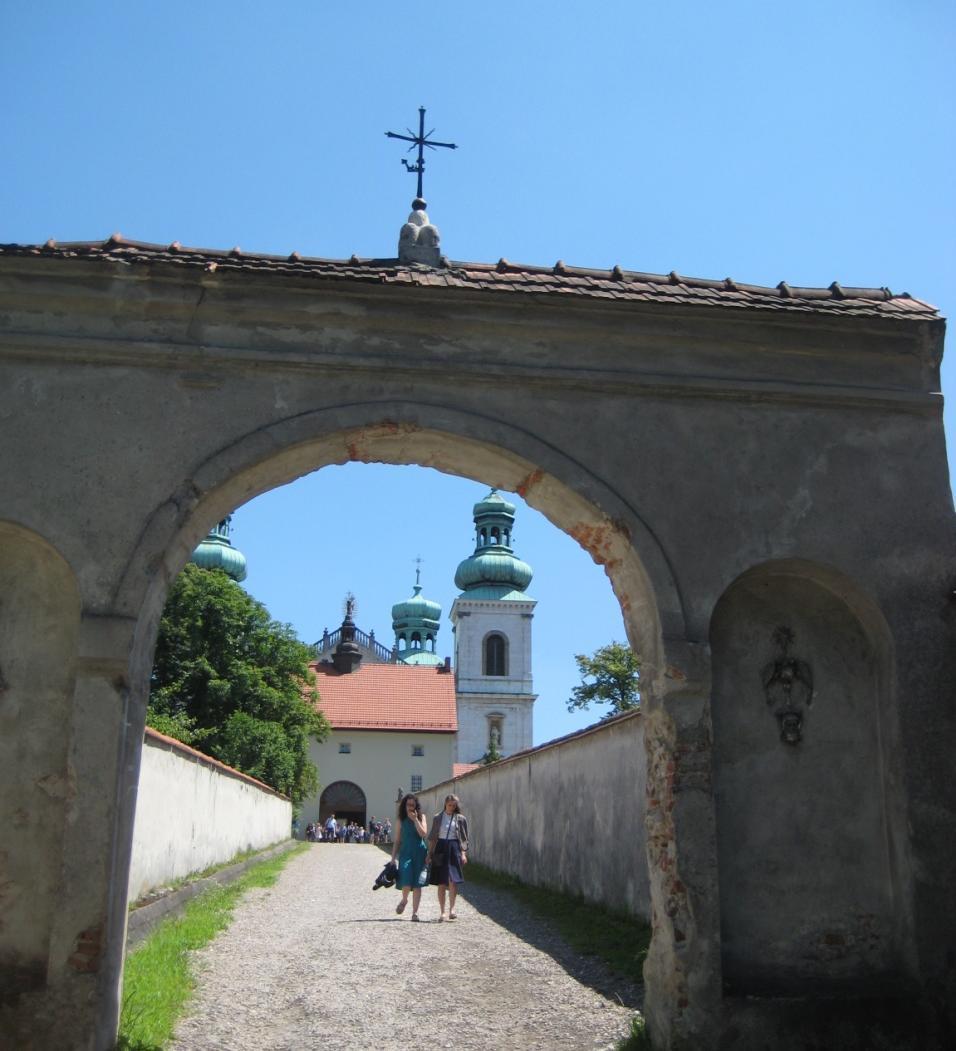 jednym z dwunastu dni w roku, w które kobiety mogą nawiedzić klasztor (zgodnie z testamentem fundatora Wolskiego) - członkowie