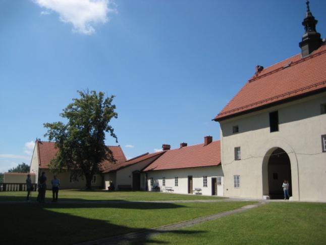 Przy kościele usytuowane są zabudowania klasztorne (refektarz, kuchnia, itp.) oraz tzw.