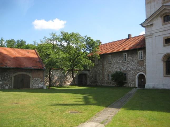 Na wschód od kościoła znajdują się domki pustelnie zakonników.