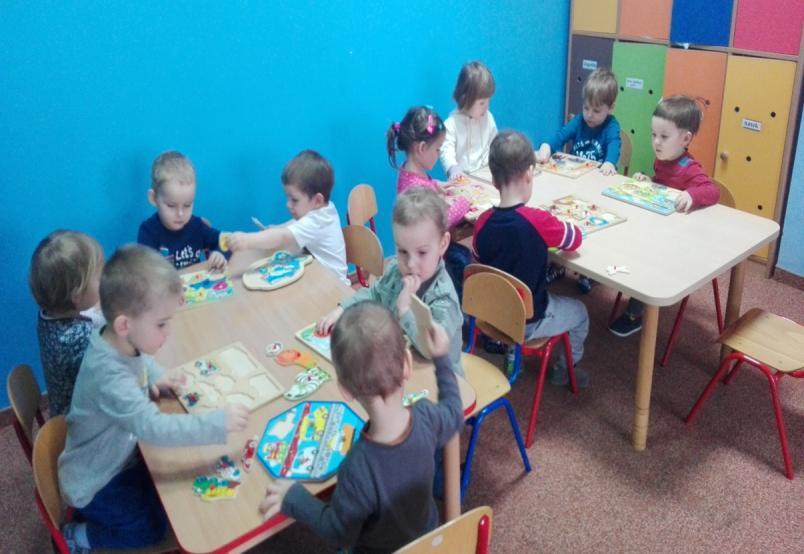 A za pomocą drewnianych układanek ćwiczyliśmy percepcję wzrokową