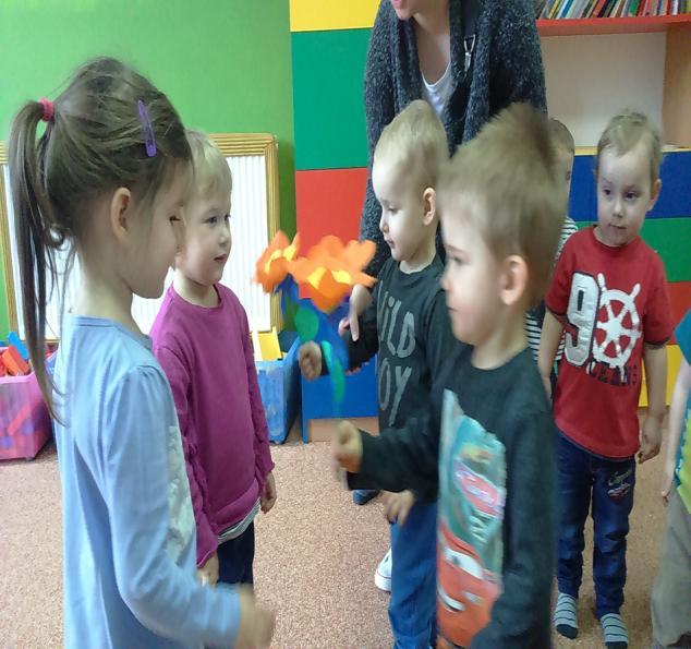 śpiewały i tańczyły. Chłopcy złożyli dziewczynkom życzenia i wręczyli upominki.