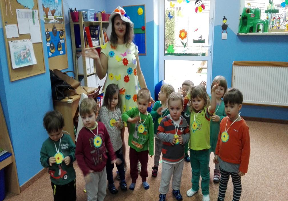 Maszeruje Wiosna Tam daleko gdzie wysoka sosna, maszeruje drogą mała wiosna Ma spódniczkę mini, sznurowane butki i jeden warkoczyk krótki. Ref.