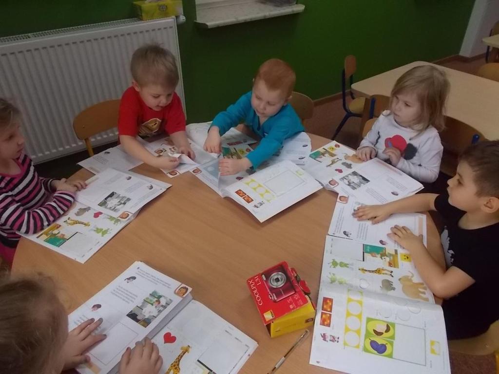 Grupa Słoneczka i Krabiki Marzec był dla grupy Słoneczka i Krabiki pełen pozytywnych zdarzeń i emocji. Na początku marca obchodziliśmy Dzień Dinozaura, a później Dzień Dziewczyny.