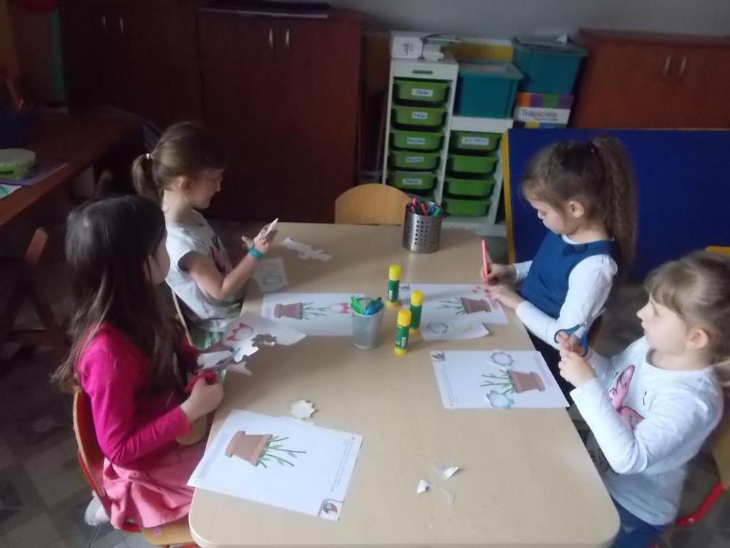 przedstawiały swoje ulubione zajęcia, zainteresowania. Podczas realizacji tego tematu rozmawialiśmy także o różnych zawodach.