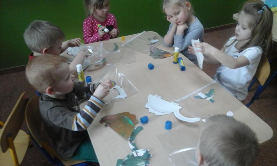 Później śpiewaliśmy piosenkę Dino, Dino dinozaury. Wykonaliśmy też własnego dinozaura z talerzyka papierowego.