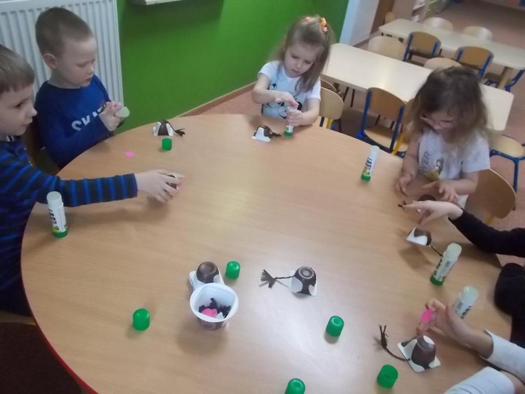 Warsztaty kulinarne 29 marca wcieliliśmy się w pomocników kucharzy. Dostaliśmy od Educhefa, specjalne czapki, założyliśmy je na głowę.