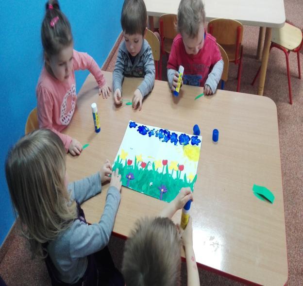 W zabawę słuchową ortofoniczną Kto powiedział miau?