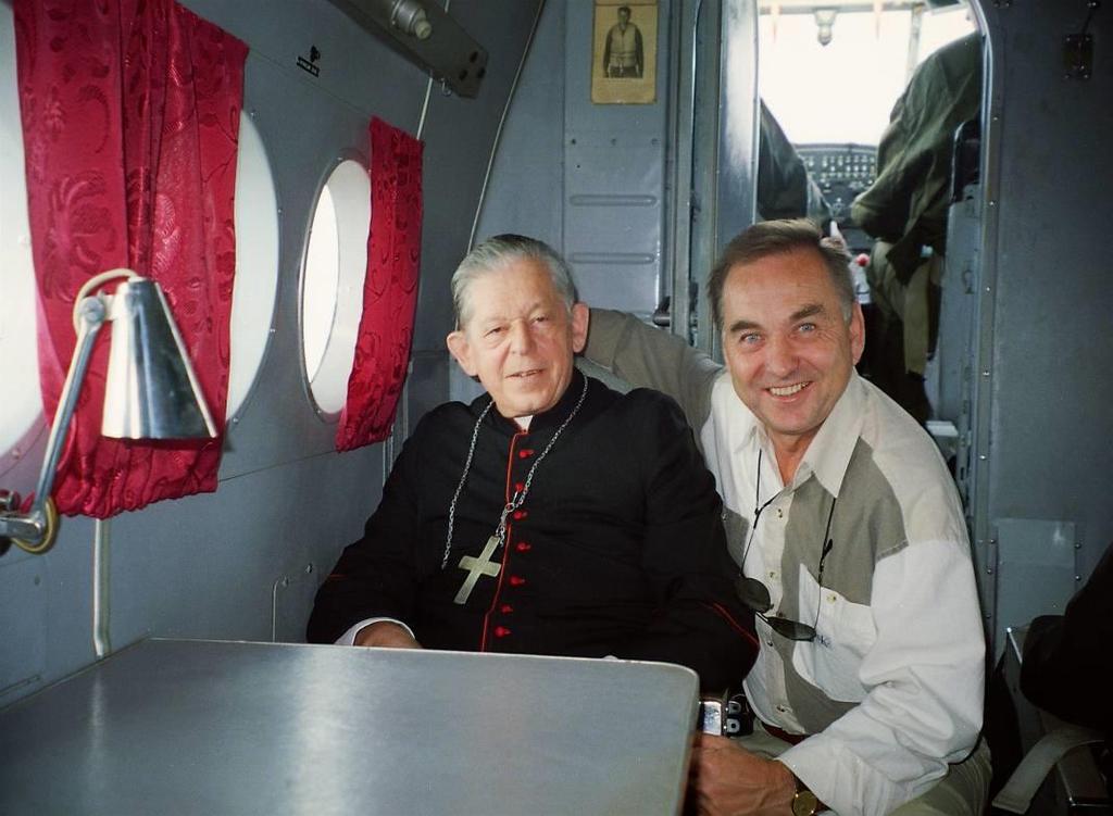 W Antonowie (AN-2) z lotniska w Kętrzynie - Prymas Polski Józef Kardynał Glemp oraz prezes AKJ Stanisław Tołwiński