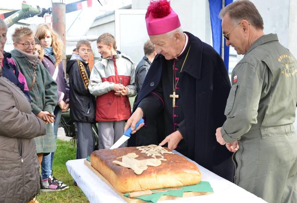 A po Polowej Mszy Świętej wszyscy zawsze byli/są zapraszani na wspólny poczęstunek z wojskowej kuchni!